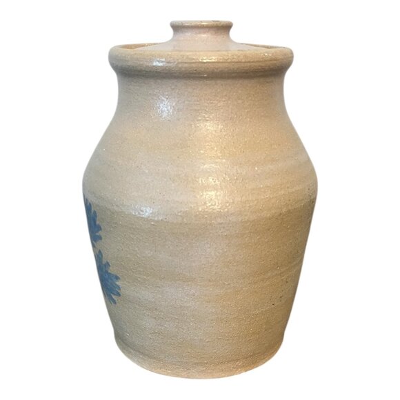 1985 Handmade Beige Stoneware Pottery Jar, Lid & Blue Floral Design Signed 7" - Picture 4 of 9